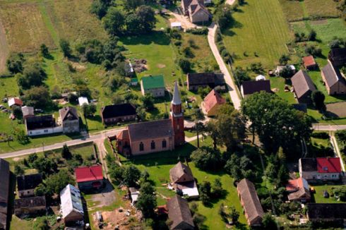 XIX - wieczny, neogotycki kościół parafialny p.w. Chrystusa Króla w miejscowości Żarnowo. Link otwiera powiększoną wersję zdjęcia.