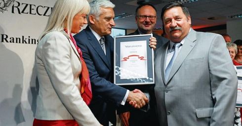 Odbiór dyplomu z rąk premiera Buzka. Link otwiera powiększoną wersję zdjęcia.