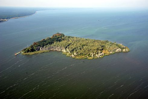 Wyspa Chełminek w centralnymkadrze. Link otwiera powiększoną wersję zdjęcia.